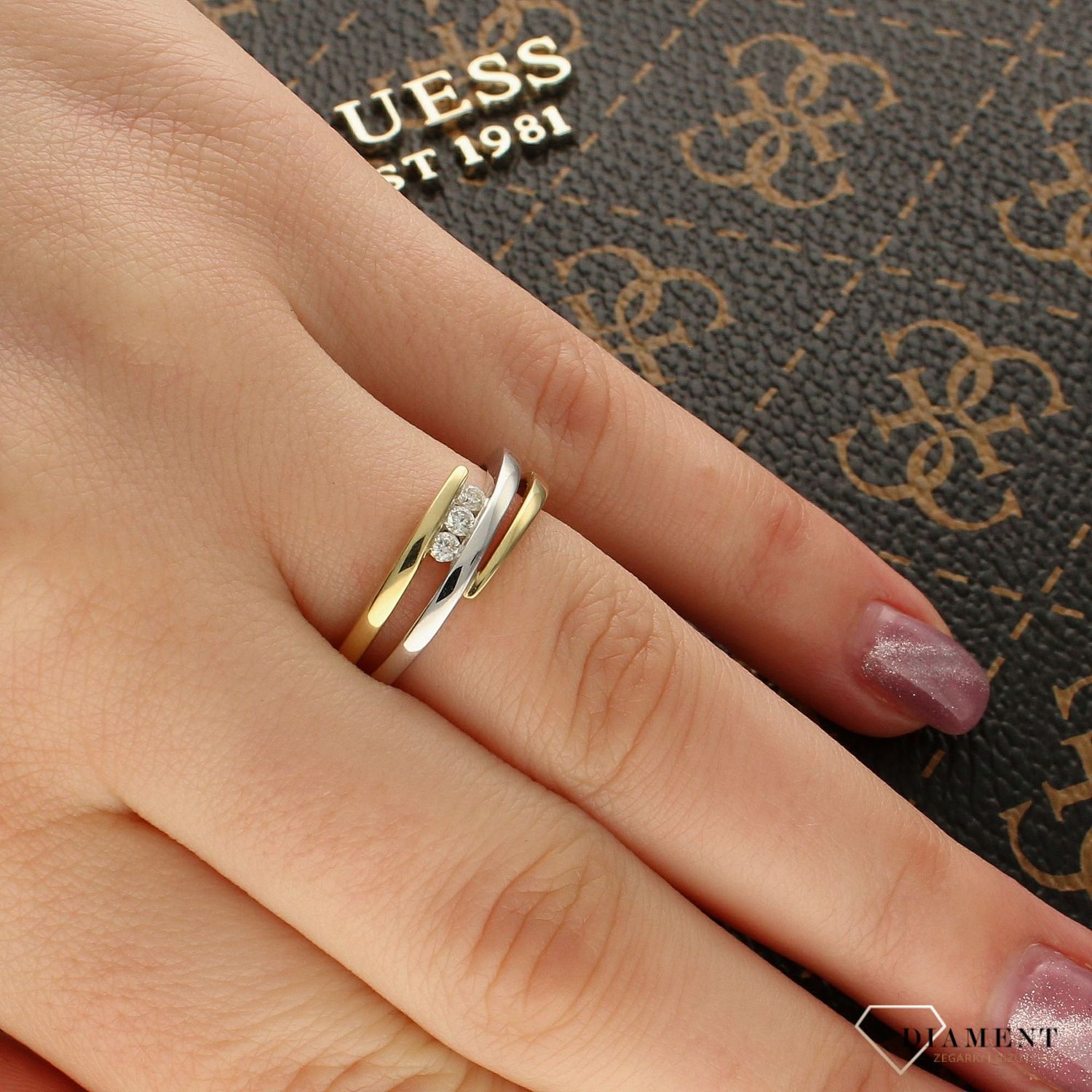 Złoty pierścionek z trzema diamentami szeroki model - rozmiar 13  Kod 987712.jpg